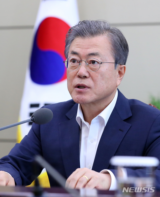 【서울=뉴시스】전신 기자 = 문재인 대통령이 15일 청와대 여민관에서 열린 수석보좌관회의를 주재하고 있다. 2019.04.15. photo1006@newsis.com