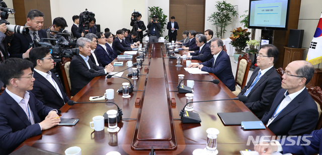 【서울=뉴시스】전신 기자 = 문재인 대통령이 15일 청와대 여민관에서 열린 수석보좌관회의를 주재하고 있다. 2019.04.15. photo1006@newsis.com