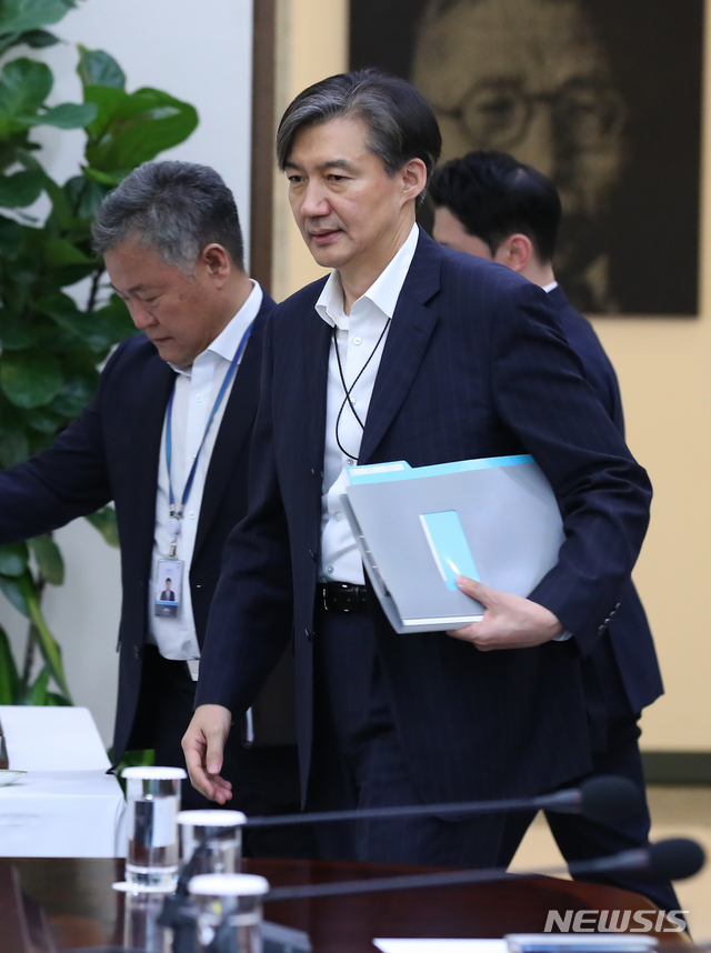 【서울=뉴시스】전신 기자 = 조국 민정수석이 15일 청와대 여민관에서 열린 수석보좌관회의에 참석하고 있다. 2019.04.15.&nbsp; photo1006@newsis.com