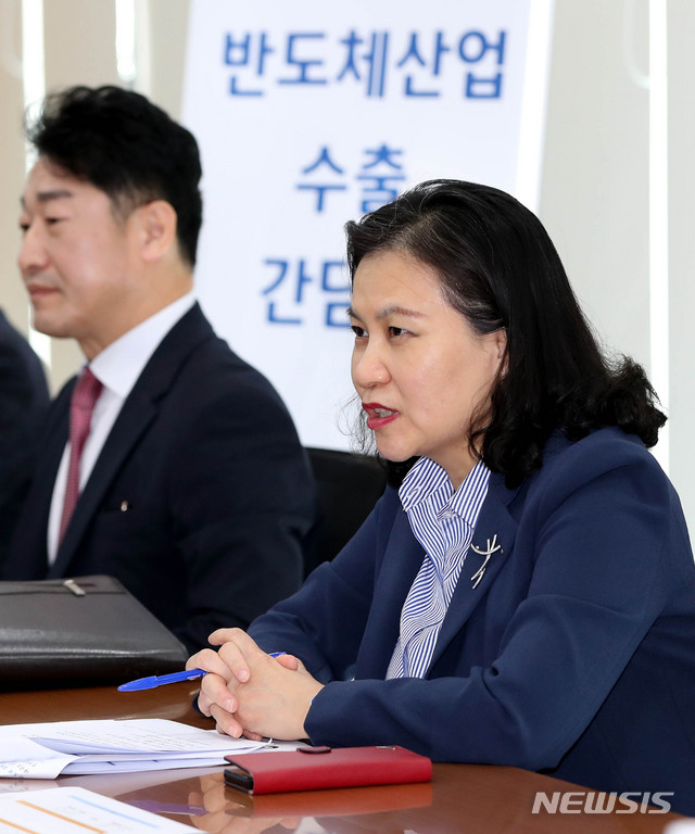 【성남=뉴시스】추상철 기자 = 반도체산업 수출 간담회가 열린 15일 오후 경기 성남시 판교 한국반도체산업협회에서 유명희 산업통상자원부 통상교섭본부장이 모두발언을 하고 있다. 2019.04.15.  scchoo@newsis.com