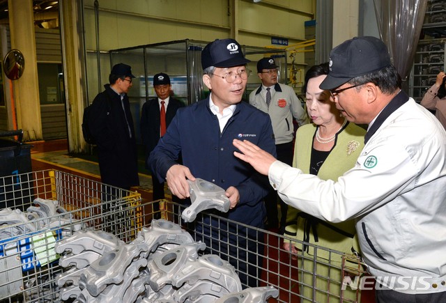 【서울=뉴시스】성윤모 산업통상자원부 장관이 15일 오후 울산 울주군 온산국가산업단지에 위치한 자동차부품 제조 우수 중소기업인 한주금속 엔진공장을 방문해 생산물품을 보고 있다. 2019.04.15. (사진=산업통상자원부 제공) photo@newsis.com