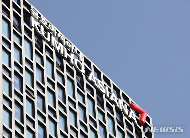 【서울=뉴시스】박미소 수습기자 = 금호아시아나그룹이 15일 금호산업 이사회 의결을 거쳐 아시아나항공을 매각키로 결정했다고 밝혔다. 사진은 15일 오후 서울 종로구 금호아시아나 본사의 모습. 2019.04.15.&nbsp; misocamera@newsis.com