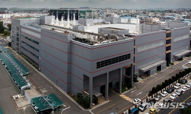 [서울=뉴시스]김준기 창업회장은 지난해 DB그룹 계열 반도체 회사인 DB하이텍으로부터 급여 34억원, 기타 근로소득 5300만원 등 총 34억5300만원을 받았다. 사진은 DB하이텍 사업장. (사진=DB하이텍 제공) 2025.03.17. photo@newsis.com