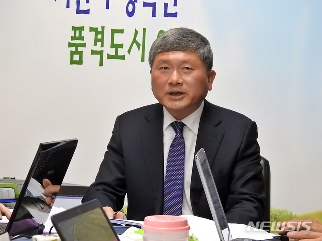 【익산=뉴시스】 강명수 기자 =이상춘 전북 익산시 경제관광국 국장이 16일 시청 기자실에서 브리핑을 갖고 오는 5월 개최되는 '서동축제 2019'의 추진 방향을 설명하고 있다. 2019.04.16.smister@newsis.com