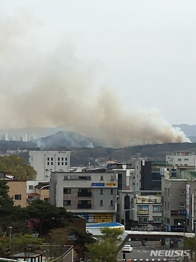 【대전=뉴시스】조명휘 기자 = 16일 오후 대전시 유성구 용계동 인근의 한 야산에서 불이나 연기가 피어오르고 있다. 2019.04.16. (사진= 독자제보) photo@newsis.com