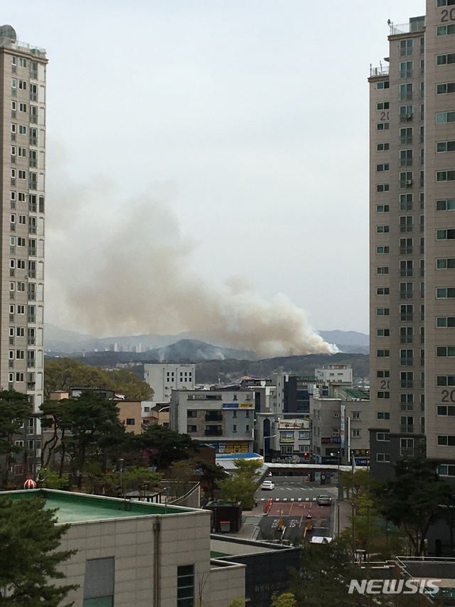 【대전=뉴시스】조명휘 기자 = 16일 오후 대전시 유성구 대정동 인근의 한 야산에서 불이나 연기가 피어오르고 있다. 2019.04.16. (사진= 독자제보) photo@newsis.com