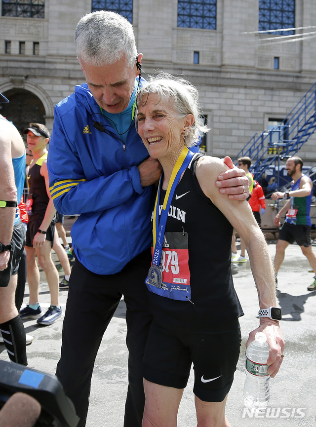 【보스턴=AP/뉴시스】2019년 4월15일 미 매사추세츠주 보스턴에서 막을 내린 제123회 보스턴 마라톤 대회에서 완주한 조안 베노이트 사무엘슨(61,오른쪽)이 보스턴 체육인협회 관계자로부터 환영받고 있다. 사무엘슨은 1983년 이 대회에서 세계신기록을 썼고 84년 LA 올림픽 첫 정식 종목으로 채택된 여자 마라톤에서&nbsp; 금메달을 따낸 바 있다. 2019.04.16.