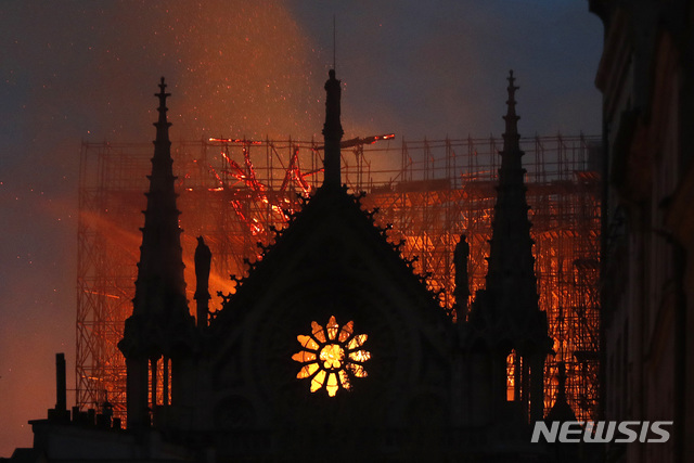 【파리=AP/뉴시스】15일(현지시간) 프랑스 파리의 노트르담 대성당에 불이나 화염과 연기가 솟아오르고 있다. 2019.04.16.