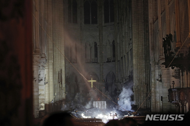 노트르담 대성당 내부 피해 우려...일부 구조물 붕괴 '위험' 