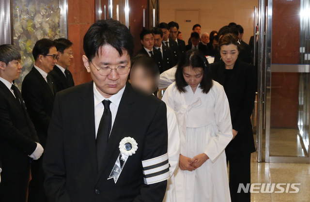 【서울=뉴시스】이윤청 수습기자 = 16일 오전 서울 서대문구 신촌세브란스 장례식장에서 열린 고(故) 조양호 한진그룹 회장의 영결식에서 조원태 대한항공 사장(왼쪽부터)과 조현아 전 대한항공 부사장과 조현민 전 전무가 영정을 따라 운구차로 향하고 있다. 2019.04.16.&nbsp; photo@newsis.com 