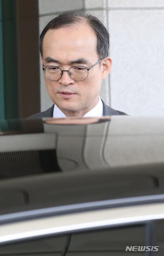 【서울=뉴시스】 전진환 기자 = 문무일 검창총장이 16일 오후 외부로 나가기 위해 서울 서초구 대검찰청을 나오고 있다. 2019.04.16. amin2@newsis.com