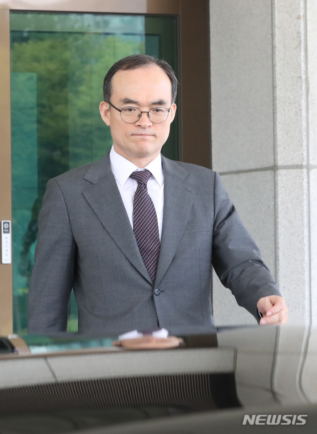 【서울=뉴시스】 전진환 기자 = 문무일 검창총장이 16일 오후 외부로 나가기 위해 서울 서초구 대검찰청을 나오고 있다. 2019.04.16. amin2@newsis.com