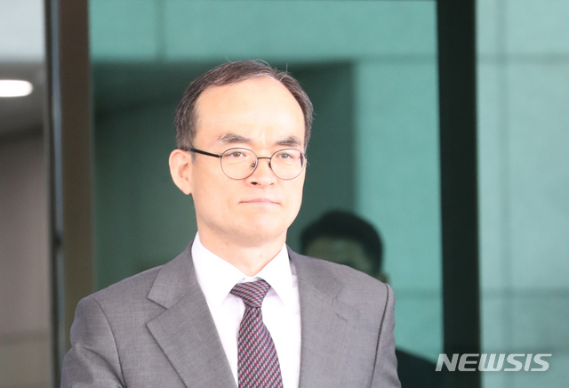 【서울=뉴시스】 전진환 기자 = 문무일 검창총장이 16일 오후 외부로 나가기 위해 서울 서초구 대검찰청을 나오고 있다. 2019.04.16.&nbsp; amin2@newsis.com