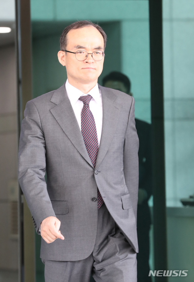 【서울=뉴시스】 전진환 기자 = 문무일 검창총장이 16일 오후 외부로 나가기 위해 서울 서초구 대검찰청을 나오고 있다. 2019.04.16.&nbsp; amin2@newsis.com