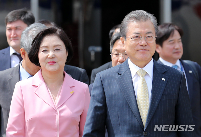【성남=뉴시스】박진희 기자 = 7박 8일간 투르크메니스탄, 우즈베키스탄, 카자흐스탄 중앙아시아 3개국 순방에 나서는 문재인 대통령과 부인 김정숙 여사가 16일 경기도 성남 서울공항에서 공군 1호기로 향하고 있다. 세월호 참사 5주기인 오늘 문 대통령은 노란색 넥타이 매고 김정숙 여사는 세월호 리본 배지를 달고 있다. 2019.04.16.&nbsp; pak7130@newsis.com