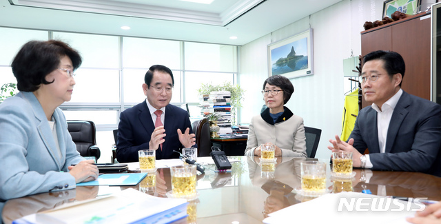 【서울=뉴시스】고승민 기자 = 박명재 국회 윤리특별위원회 위원장과 간사들이 16일 서울 여의도 국회 의원회관 박명재 의원실에서 회동을 하고 있다. 왼쪽부터 자유한국당 김승희 간사, 박명재 위원장, 더불어민주당 권미혁 간사, 바른미래당 이태규 간사. 2019.04.16.kkssmm99@newsis.com