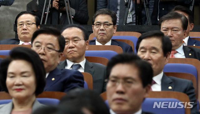 【서울=뉴시스】 박영태 기자 = 16일 오후 서울 영등포구 여의도 국회에서 열린 자유한국당 긴급 의원총회에 곽상도 의원이 참석해 앉아 있다. 2019.04.16.since1999@newsis.com