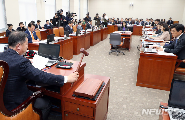 【서울=뉴시스】이종철 기자&nbsp; = 16일 서울 여의도 국회에서 열린 교육위원회 제1차 공청회에서 이찬열 위원장이 의사봉을 두드리고 있다. 2019.04.16. jc4321@newsis.com