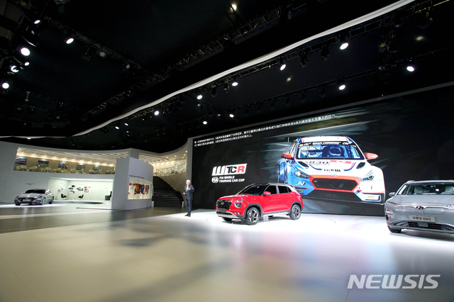 【서울=뉴시스】현대자동차가 16일 중국 상하이 컨벤션 센터에서 열린 2019 상하이 국제모터쇼에 참가했다. 알버트 비어만 현대기아차 연구개발본부장 사장이 발표하고 있다. 차량은 현대차가 이날 처음 공개한 중국 전략형 SUV 신형 ix25. 2019.04.16. (사진=현대자동차 제공) photo@newsis.com