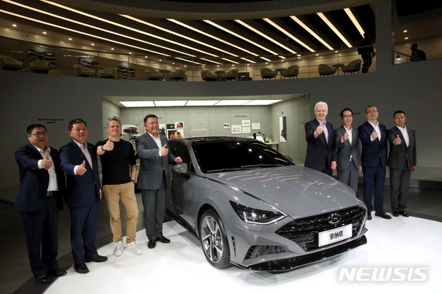 【서울=뉴시스】현대자동차가 지난 4월16일 중국 상하이 컨벤션 센터에서 열린 2019 상하이 국제모터쇼에 참가했다. 리더런 베이징현대 동사, 천홍량 베이징현대 동사장, 사이먼 로스비 현대중국디자인담당 상무, 쉬허의 베이징기차그룹 동사장, 알버트 비어만 현대기아차 연구개발본부장 사장, 차석주 중국제품개발본부장 부사장, 류위 베이징현대 상임부총경리, 판징타오 베이징현대 판매부본부장이 중국형 신형 쏘나타 옆에서 기념촬영을 하고 있다. 2019.04.16. (사진=현대자동차 제공) photo@newsis.com