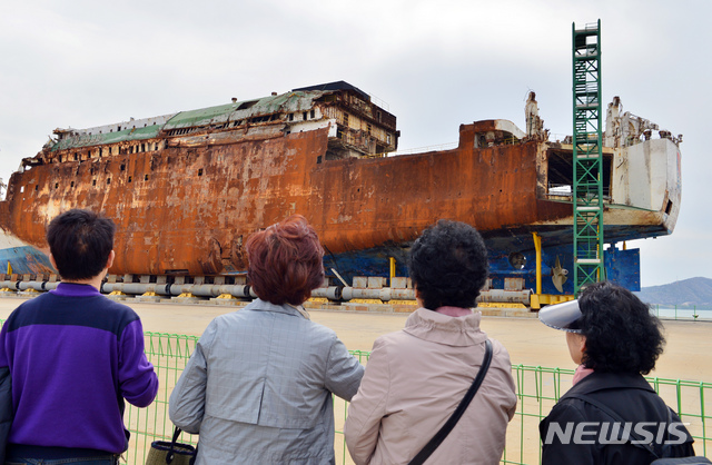 【목포=뉴시스】변재훈 기자 = 세월호 참사 5주기인 16일 오후 전남 목포시 목포신항에 거치된 세월호 선체를 보려는 추모객의 발걸음이 이어지고 있다. 2019.04.16.wisdom21@newsis.com