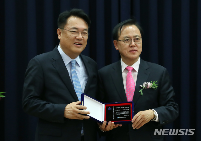 【서울=뉴시스】고승민 기자 = 16일 서울 여의도 국회 의원회관에서 열린 '제8회 국회를 빛낸 바른정치언어상 시상식'에서 자유한국당 정진석 의원이 상을 받고 있다. 2019.04.16. kkssmm99@newsis.com 