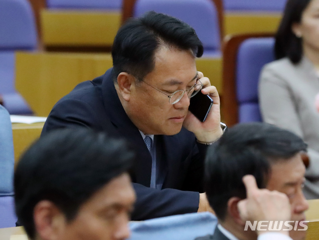 【서울=뉴시스】고승민 기자 = 16일 서울 여의도 국회 의원회관에서 열린 '제8회 국회를 빛낸 바른정치언어상 시상식'에 수상자로 참석한 자유한국당 정진석 의원이 전화 통화를 하고 있다.4선 중진인 정진석 의원은 세월호 5주기를 앞두고 받은 메시지라며 “세월호 그만 좀 우려 먹으라 하세요. 죽은 애들이 불쌍하면 정말 이러면 안되는 거죠. 이제 징글징글해요”라는 글을 SNS에 올려 논란이 일고 있다. 2019.04.16.kkssmm99@newsis.com