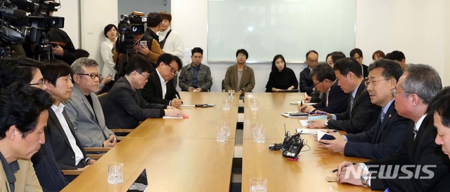 【서울=뉴시스】박양우 문화체육관광부 장관이 16일 서울 종로구 국립현대미술관 서울관에서 영화인들과 간담회를 하고 있다. 2019.04.16. (사진=문화체육관광부 제공) photo@newsis.com