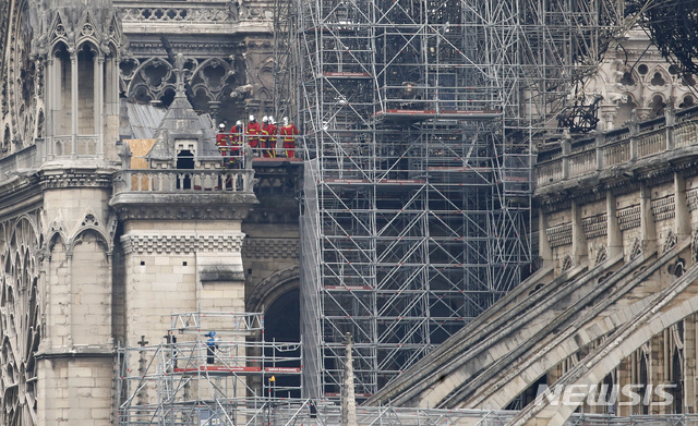【파리=AP/뉴시스】프랑스 파리 노트르담 성당에서 16일(현지시간) 소방대원들이 화재 원인과 피해상황을 살펴보고 있다. 2019.04.16