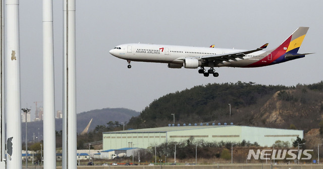 【인천공항=뉴시스】최진석 기자 = 16일 오후 인천국제공항에 아시아나 항공 여객기가 착륙하고 있다. 2019.04.16.myjs@newsis.com