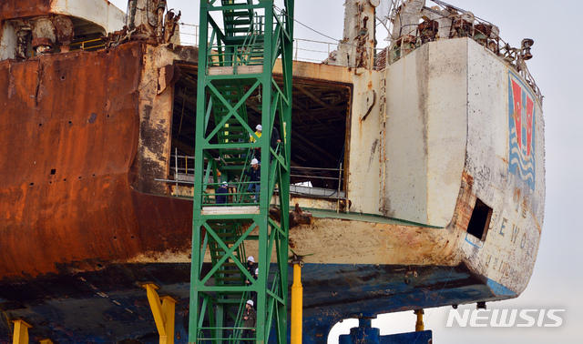 【목포=뉴시스】변재훈 기자 = 세월호 참사 5주기인 16일 오후 전남 목포시 목포신항에서 희생자 유가족들이 거치된 세월호 내부를 둘러본 뒤 선체 밖으로 나오고 있다. 2019.04.16. wisdom21@newsis.com