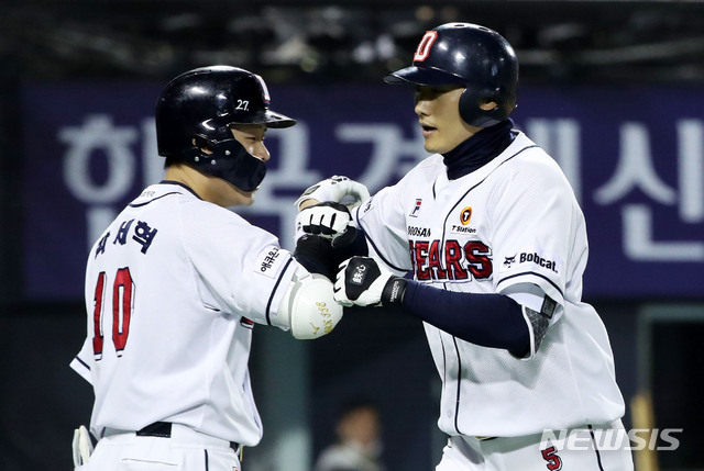 【서울=뉴시스】홍효식 기자 = 16일 서울 송파구 잠실야구장에서 열린 2019 프로야구 리그 두산 베어스와 SK 와이번스의 경기, 4회 말 2사 두산 신성현이 솔로 홈런을 친 뒤 박세혁과 하이파이브를 하고 있다. 2018.04.16. yesphoto@newsis.com