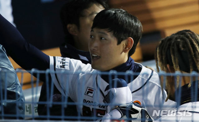 【서울=뉴시스】홍효식 기자 = 16일 서울 송파구 잠실야구장에서 열린 2019 프로야구 리그 두산 베어스와 SK 와이번스의 경기, 4회 말 2사 두산 신성현이 솔로 홈런을 친 뒤 덕아웃에서 선수들과 기뻐하고 있다. 2018.04.16. yesphoto@newsis.com