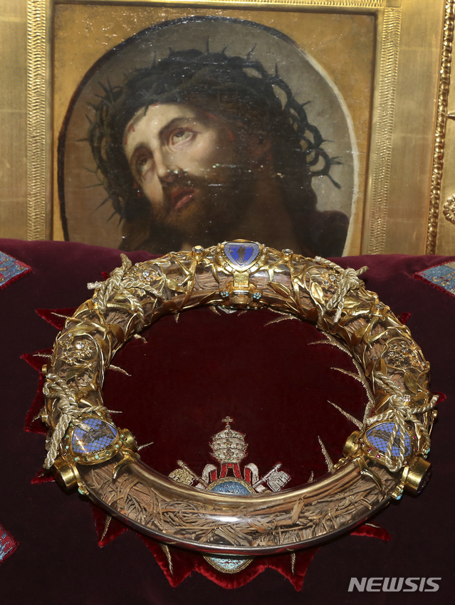 【파리=AP/뉴시스】 화재 발생 후 소방관, 경찰관, 시청관계자 등이 인간사슬을 만들어 노트르담 대성당 안에서 구해낸 셰계적 문화유산인 가시면류관. 이와 함께 루이 9세가 입었던 튜닉, 가톨릭 유물, 예술품 등이 루브르 박물관으로 옮겨져 보관될 예정이다. 2019.04.16