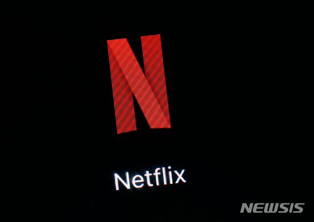【볼티모어=AP/뉴시스】 16일(현지시간) 넷플릭스가 올해 1분기 시장의 예상을 뛰어넘는 실적을 발표했지만 디즈니와 애플 등이 스트리밍 서비스 시장에 뛰어든 가운데 향후 가입자 증가세가 꺾일 수 있다는 분석이 나왔다. 사진은 넷플릭스 로고. 2019.04.17.