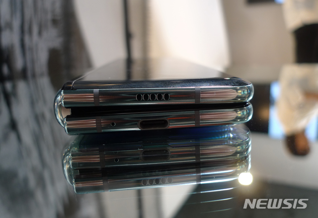  【런던=AP/뉴시스】삼성전자가 16일(현지시간) 영국 런던에서 폴더블 스마트폰 '갤럭시 폴더' 미디어 공개 행사를 열어 접힌 폴더블 폰이 공개되고 있다.&nbsp; 삼성은 자사가 선보인 첫 갤럭시 폴더로 시장에 활력을 불어넣을 것으로 기대하고 있으며 영국 내 출고가는 1천799파운드(약 269만원)로 알려졌다. 2019.04.17.&nbsp; 