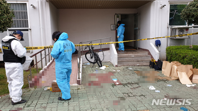 【진주=뉴시스】 정경규 기자 = 17일 오전 17일 오전 4시32분께 경남 진주시 가좌동 한 아파트에서 방화 및 묻지마 살인 사건이 발생해 주민 9명이 흉기에 찔려 살해되거나 부상했다.&nbsp;&nbsp; 아파트 곳곳에서 발견된 핏자국이 당시 끔찍한 상황을 말해주고 있다. 2019.04.17&nbsp; jkgyu@newsis.com&nbsp; 