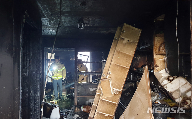 【진주=뉴시스】 정경규 기자 = 17일 오전 17일 오전 4시32분께 경남 진주시 가좌동 한 아파트에서 방화 및 묻지마 살인 사건이 발생해 주민 9명이 흉기에 찔려 살해되거나 부상했다. 2019.04.17. jkgyu@newsis.com 