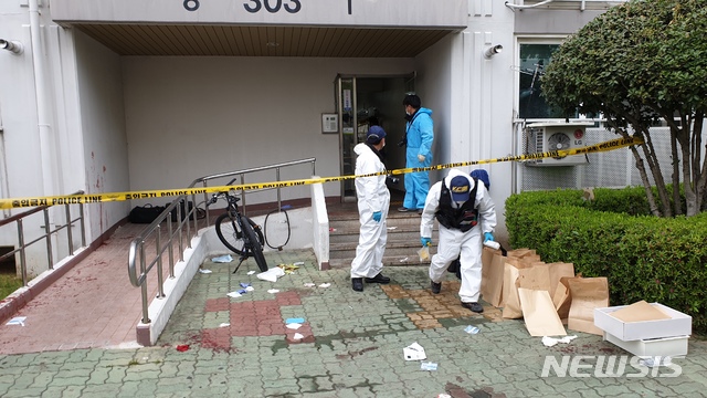 【진주=뉴시스】 정경규 기자 = 17일 오전 4시 30분께 경남 진주의 한 아파트에서 40대 남성이 불을 지른 뒤 대피하는 주민들을 상대로 흉기를 휘둘러 5명이 숨지고 8명이 다친 것과 관련, 경찰이 사건 현장인 해당 아파트를 조사하고 있다. 2019.04.17. jkgyu@newsis.com 