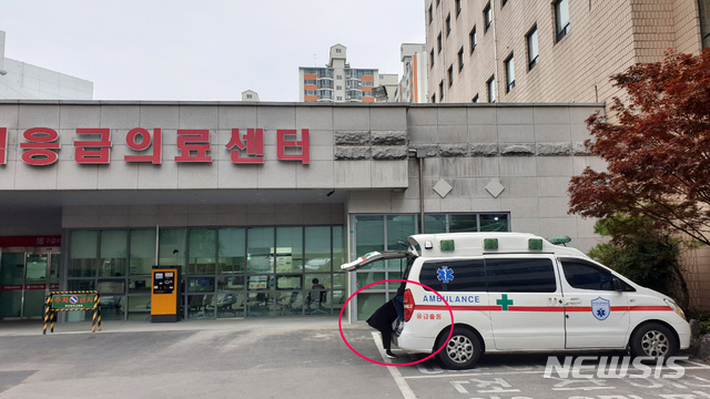 【진주=뉴시스】 정경규 기자 = 17일 오전 17일 오전 4시32분께 경남 진주시 가좌동 한 아파트에서 방화 및 묻지마 살인 사건이 발생한 가운데 경상대학병원 응급실에 환자(붉은색 원)를 이송하고 있다. 2019.04.17. jkgyu@newsis.com 