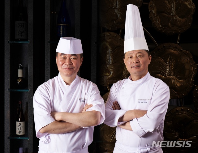 【서울=뉴시스】롯데호텔서울 '모모야마' 김기택, '무궁화' 오태현 조리장(왼쪽부터)