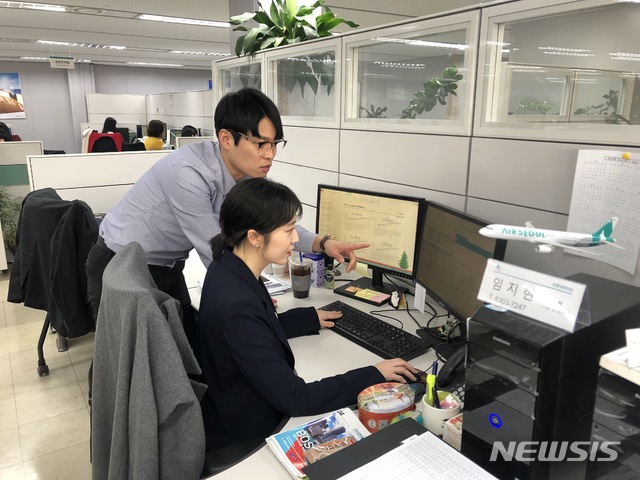 【서울=뉴시스】에어서울 여객영업팀의 RM 파트에서 근무하는 유진우 대리와 임지현 사원. 2019.04.17. (사진=에어서울 제공)