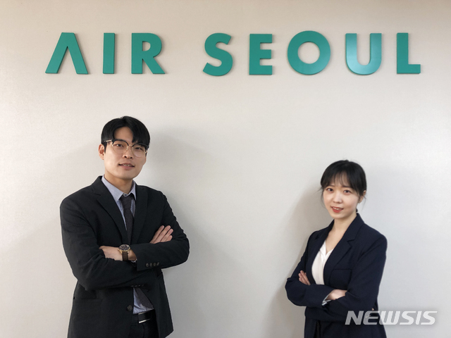 【서울=뉴시스】에어서울 여객영업팀의 RM 파트에서 근무하는 유진우 대리와 임지현 사원. 2019.04.17. (사진=에어서울 제공)