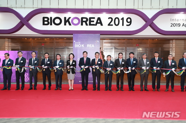 【청주=뉴시스】천영준 기자 = 충북도와 보건산업진흥원은 17일부터 19일까지 3일간 서울 코엑스(COEX) 전시장에서 '바이오 코리아 2019 인터내셔널 컨벤션'을 공동 개최한다. 사진은 테이프 커팅식 모습. 2019.4.17. (사진=충북도 제공) photo@newsis.com
