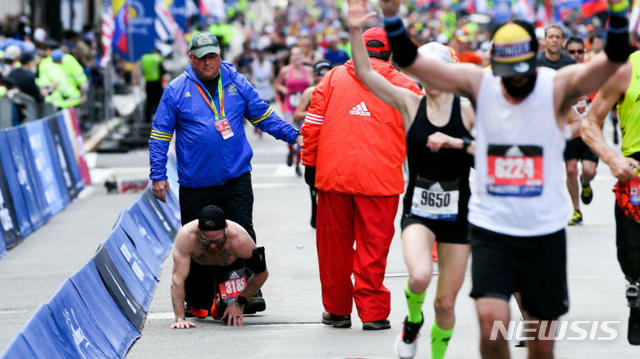 【서울=뉴시스】전 미 해병대원 미카 헌든이 15일 보스턴 마라톤대회 결승선을 향해 기어가고 있다. <사진 출처 : 미 CBS> 2019.4.17
