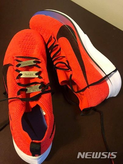 【서울=뉴시스】2010년 1월 아프가니스탄에서 차로 이동 중 폭탄이 터져 숨진 동료들의 이름을 적은 표를 부착한 미카 헌든의 운동화. <사진 출처 : 미 워싱턴 포스트> 2019.4.17