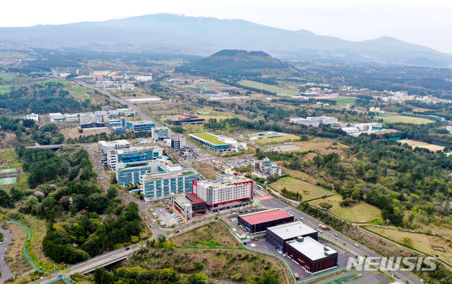 【제주=뉴시스】각종 산업들이 들어서고 있는 제주시 영평동 제주첨단과학기술국가산업단지 전경. 