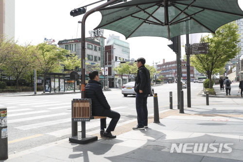 【서울=뉴시스】서울 성동구 무더위 그늘막 운영 개시. 2019.04.17. (사진=성동구 제공)