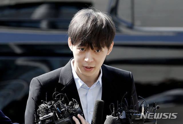 【수원=뉴시스】최동준 기자 = 황하나 씨와 함께 마약을 투약한 혐의를 받고 있는 가수 박유천 씨가 17일 경기 수원시 경기남부지방경찰청 마약수사대로 출석하며 취재진 질문에 답변하고 있다. 2019.04.17. photocdj@newsis.com 