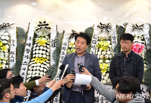 【진주=뉴시스】 차용현 기자 = 17일 새벽 경남 진주시 한 아파트에서 발생한 묻지마 살인 사건으로 가족을 잃은 이창영씨가 이날 오후 희생자 합동분향소 마련된 한일병원 장례식장에서 기자회견을 하고 있다. 2019.04.17.&nbsp; con@newsis.com 